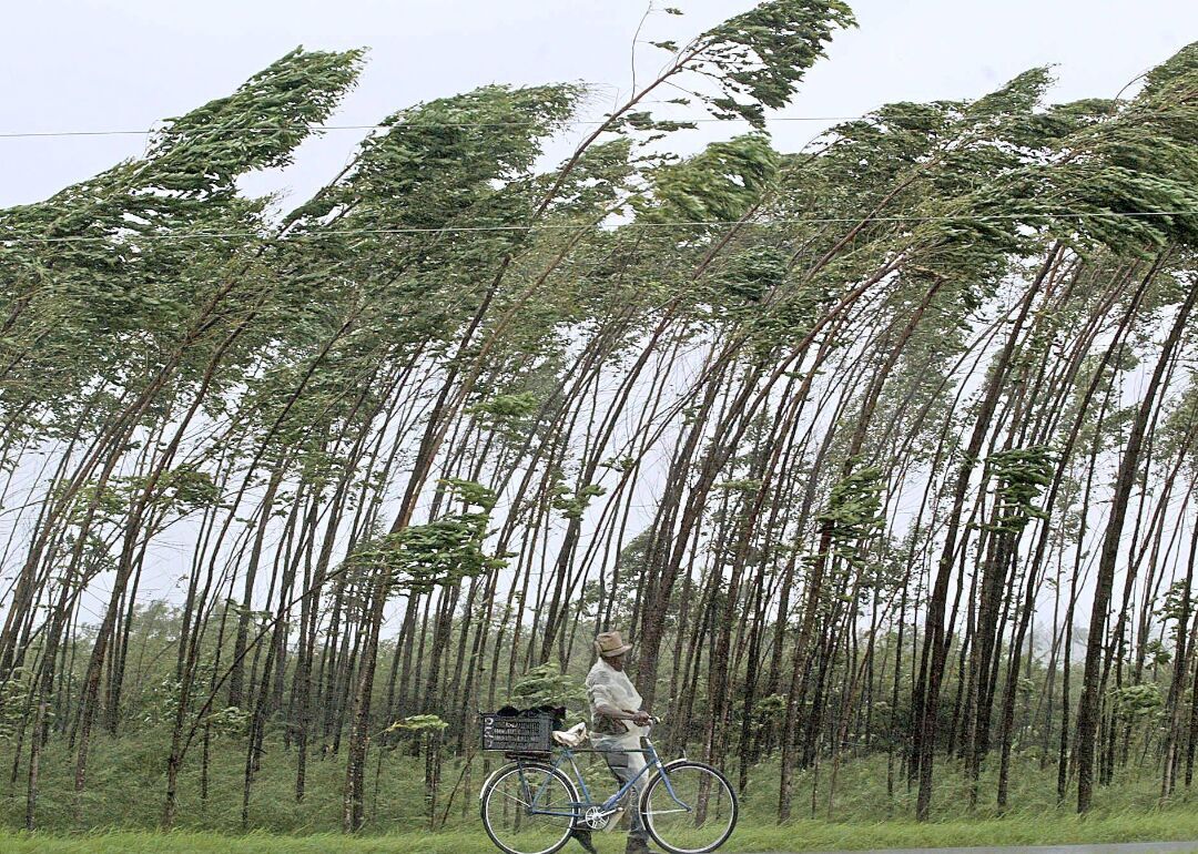 1997: El Nino causes inactive season
